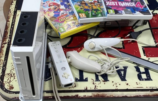 44953 Nintendo consol con giochi e telecomando