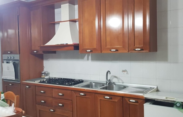 45663 Cucina completa, piano cottura lavabo e mobili sottostanti